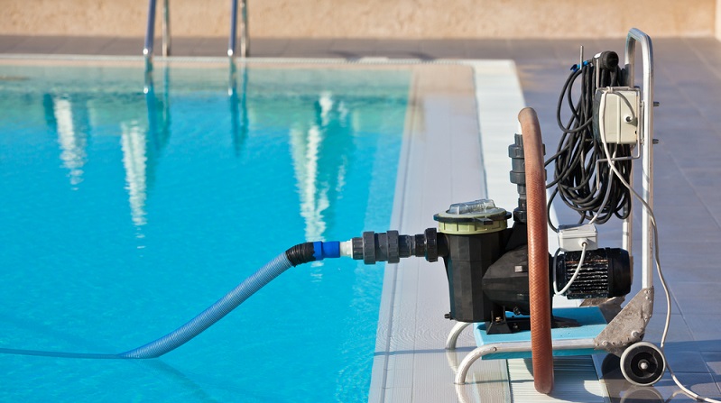 Angesichts ständig steigender Sommertemperaturen und neuerdings sogar im Sommer geschlossener Schwimmbäder bleibt nur noch eines: Der eigene Pool muss her! ( Foto: Shutterstock- dvoevnore)