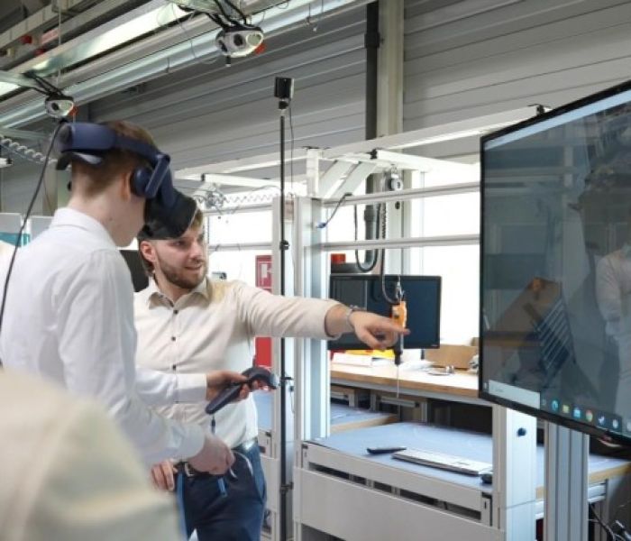 Fabrikplanung mit VR-Brille: Digitale Werkzeuge können den (Foto: Charlene Engelhardt, IPH gGmbH)